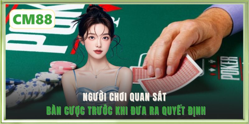 Người chơi quan sát bàn cược trước khi đưa ra quyết định